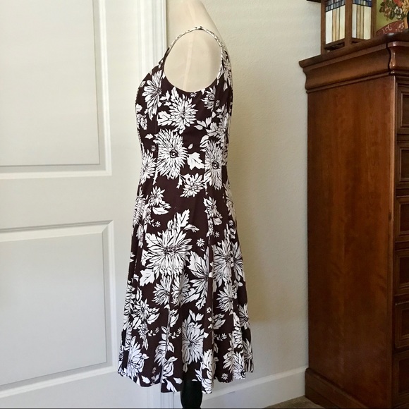 Flattering Spring Jones Studio Dress - Picture 2 of 4
